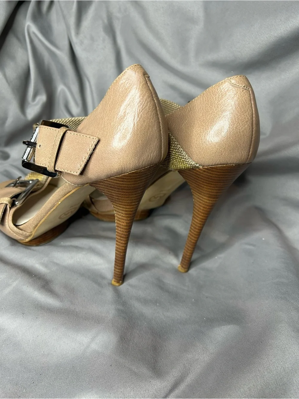 Michael Kors Faith Sandals Size 8.5 Taupe Leather and Metallic Gold Mesh Design